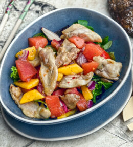 Melonen Mango Sommersalat mit Hühnerstreifen und asiatischen Aromen, ganz einfach gemacht!