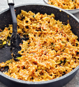 Pasta Zucchini Tomaten Pesto, schnelle Küche für jeden Anlass geeignet, ganz einfach!
