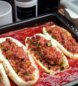 Schmorgurken mit Bratwurst gefüllt in einer leichten Tomatensoße, schmeckt genial!