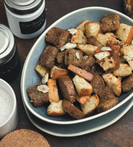 geröstetes Brot mit Würze, aus ALT mach MMHHH, so einfach geht Nachhaltigkeit!