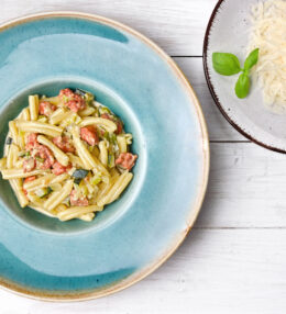Salsiccia Zucchini Pasta in einer feinen Sahne Soße, macht satt und schmeckt wunderbar!