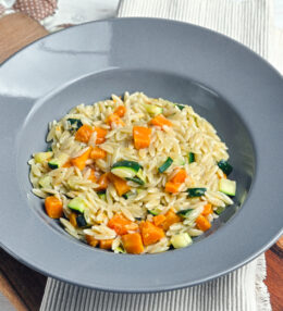 Kürbis Zucchini Kritharaki, schnelle, einfache und gesunde Küche, fertig in 25 Minuten!