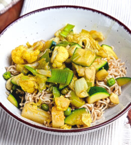 Gemüse Ananas Wok Nudeln, fruchtig, pikant und in 25 Minuten fertig ohne Aufwand!