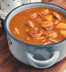 Kartoffel Wurst Suppe, kennen wir von Kindheit an, Geschmack, fertig in 30 Minuten!