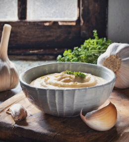 Knoblauch Dip, passend zu vielen Gerichten oder Knabbereien, fertig in 10 Minuten!