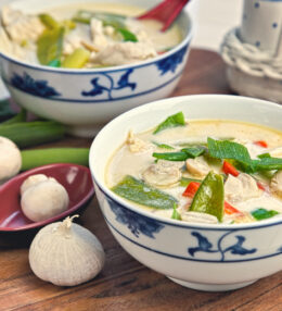 Tom Kha Gai Suppe, ein Genuss mit Gemüse und Huhn, fertig in 30 Minuten, wunderbar!