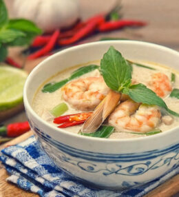 Tom Yam Gung, asiatische Suppe mit viel Aroma und Garnelen, fertig in 60 Minuten