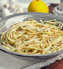 Zitronen Knoblauch Spaghetti mit Kräutern und Pinienkernen, fertig in 20 Minuten!