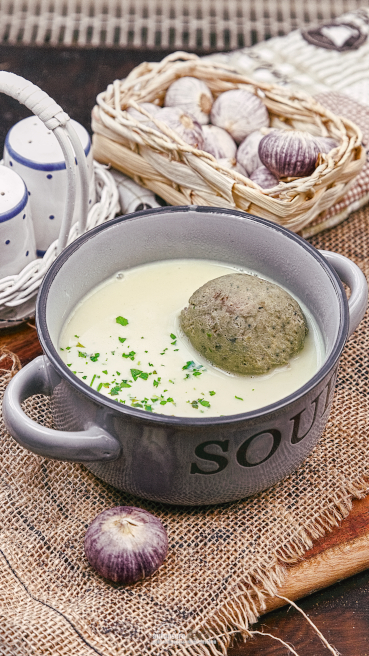 Knoblauchcreme Suppe mit Leberknödel Abbildung 1