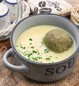 Knoblauchcreme Suppe mit Leberknödel, ungewöhnlich aber es schmeckt in 30 Min.