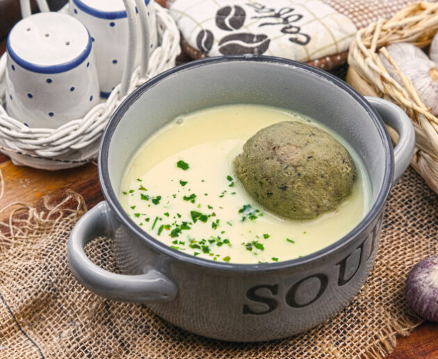 Knoblauchcreme Suppe mit Leberknödel Rezept