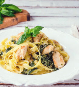 Tagliatelle con pollo e spinaci, Pasta mit Huhn und Spinat, so einfach, fertig in 30 Minuten!
