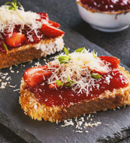 süß pikanter Frühstückstoast, Erdbeer Marmelade und Kren in Harmonie!