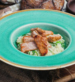 Bärlauch Risotto mit Sur-Karree Streifen, in 40 Minuten auf dem Teller, einfach schmackhaft!