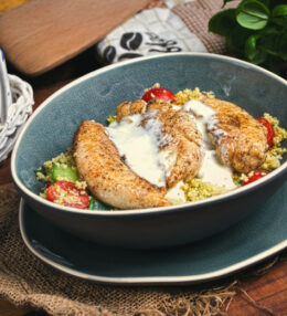 Couscous Salat mit Huhn und säuerlicher Soße, einfach wunderbar, fertig in 30 Minuten!