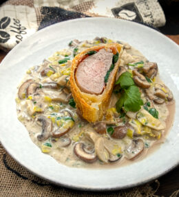 Filet Spinat Schinken Blätterteig Mantel mit Pilz Lauch Soße, wahnsinnig schmackhaft!