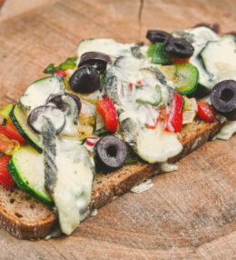 Veggie Brot überbacken, Gemüse, knuspriges Brot, Genuss in 20 Minuten auf dem Teller!