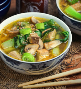 vegane Miso Suppe mit Tofu, viel Gemüse, viel Geschmack, einfach in 25 Minuten gekocht!
