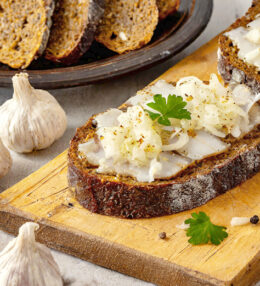 Schmalzbrot mit Zwiebel und Knoblauch, ein Klassiker der Wiener Heurigenkultur, so gut!