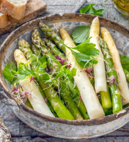 Spargel Salat grün-weiß, so schmeckt es wunderbar, einfach in 15 Minuten serviert!