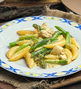 Spargelpfanne mit Schupfnudeln und Huhn, perfekt in 30 Minuten zubereitet! Mega!