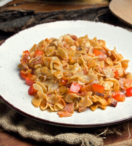 Speck Paprika Fleckerl, einfach eine schnelle Pasta gezaubert, in 25 Minuten auf dem Tisch!