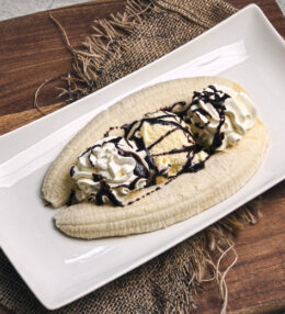 Bananensplit, der Eisklassiker schlecht hin, von den 70ern bis heute bei allen beliebt!