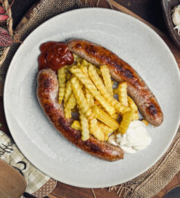 Bratwurst mit Pommes rot/weiß, der Klassiker, einfach gekocht mit dem Supermarkt!