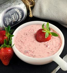 Erdbeeren mit Rahm, fruchtiger Genuss in der Schale, schnell und einfach gemacht!
