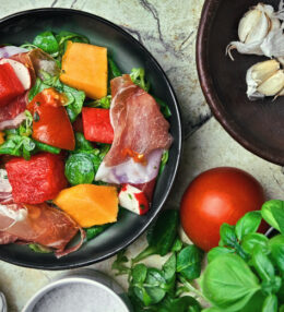 Melonensalat mit Oxymel, geht einfach und schnell von der Hand und schmeckt grandios