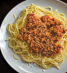 Schnelle Spaghetti Bolognese mit etwas Mehr! Wenn es schnell gehen muss, dann genau so!