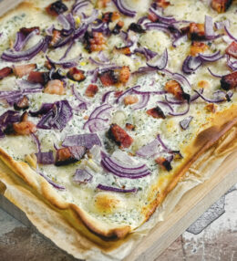 Flammkuchen, der Klassiker aus der einfachen Genussküche selbstgemacht in 30 Minuten