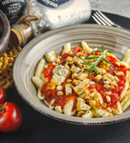 Rosmarin Tomaten Pasta mit Grill-Käse Topping, fertig in 30 Minuten, einfach aber gut