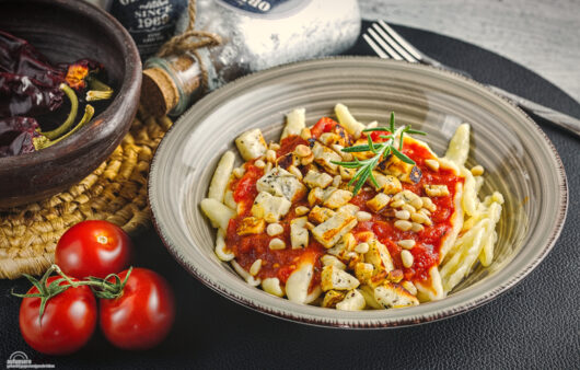 Rosmarin Tomaten Pasta mit Grillkäse Rezept