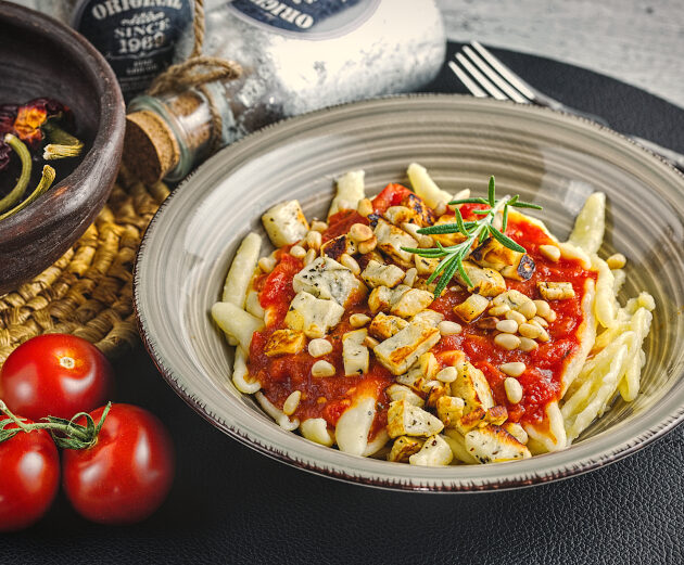 Rosmarin Tomaten Pasta mit Grillkäse Rezept