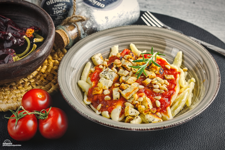 Rosmarin Tomaten Pasta mit Grillkäse Rezept