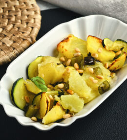 Warmer Kartoffel Zucchini Salat aus dem Ofen? Absolut! Fertig in nur 30 Minuten