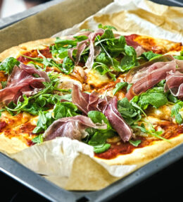 Pizza Prosciutto Rucola, einfach in 30 Minuten gemacht, mit Pizzateig aus der TK-Abteilung