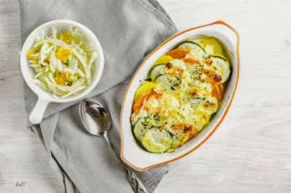 Süßkartoffel Zucchini Gratin ist immer eine gute Entscheidung! 

Kartoffel, Gemüse nach Wahl, in unserem Fall Zucchini, etwas Béchamel sowie Käse und fertig ist die Beilage zu vielen Gerichten oder eine Hauptspeise zu jeder Zeit. Als Beilage etwas weniger, als Hauptgericht etwas mehr servieren und schon sind auch vegetarische Gäste glücklich und zufrieden. Wir haben es getestet und es funktioniert.

Kann man das Gericht vorbereiten? 
Nur bedingt. Man kann alles vorbereiten, im Kühlschrank lagern, sollte das Gericht aber noch am selben Tag zubereiten. Die Béchamel Soße mag eine lange Lagerung nicht besonders. Wir empfehlen immer eine frische Zubereitung, der Aufwand ist ja nicht sehr groß. Die Kartoffeln werden es euch danken und nicht braun werden. 

Kann man das Gericht aufwärmen? 
Sollte der Umstand eintreten, dass nicht alles aufgegessen wurde, kann man das Gratin im Kühlschrank lagern, abgedeckt mit Frischhaltefolie, und spätestens am nächsten Tag erwärmen. Wir empfehlen es im Ofen langsam bei moderaten Temperaturen zu erwärmen. Die Mikrowelle sollte man vermeiden. 

Die Kartoffeln, welche Sorten? 
Es ist völlig egal, welche Kartoffeln man bevorzugt und verwendet. Es funktionieren alle, egal ob mehlig oder festkochend. Es ist immer eine Frage der Vorliebe und der Konsistenz. Das Gratin kann man auch sortenrein, mit normalen Kartoffeln oder nur mit Süßkartoffeln zubereiten. Man muss nur die Garzeit im Auge behalten und anpassen.

#aufunsereart #kochen #rezept #rezepte #gratin #süßkartoffel #beilage #kartoffeln