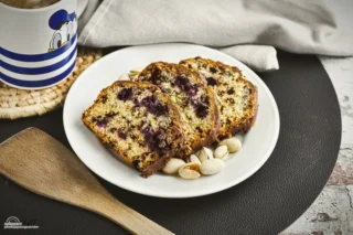 Heidelbeer Pistazien Kuchen ist immer ein Genuss für jede Gelegenheit! 

Backen ist schwer? Ich kann das nicht? Diese Aussagen werden beim Heidelbeer Pistazien Kuchen schnell widerlegt. Der Kuchen geht schnell und einfach von der Hand, schmeckt und gelingt fast immer! Fast? Manchmal vergisst man auf den Kuchen und er verbrennt, ja das ist auch uns schon passiert! 

Wie lange ist der Kuchen haltbar? 
Der Kuchen kann ohne weiteres 1 bis 2 Tage zugedeckt oder im Kühlschrank lagern. Nach dieser Zeit sollte man bereits auf Schimmelbildung achten, da die Heidelbeeren viel Feuchtigkeit abgeben. Schimmel ist vorprogrammiert. Für uns stellt sich nie die Frage, der Heidelbeer Pistazien Kuchen ist immer noch am selben Tag weg. 

Alternative zu Heidelbeeren? 
Wir lieben Heidelbeeren und verwenden sie gerne. Hat man keine Lust auf Heidelbeeren oder mag sie nicht, dann kann man auch Trauben, Himbeeren oder andere Lieblingsbeeren verwenden. Einfach ausprobieren. Es wird genauso so gut schmecken. 

Oma und ihre Beeren 
Wir haben das Rezept aus Omas Notizbuch, eines der wenigen, die sie aufgeschrieben hat. Als Überschrift stand „Heidelbeeren, so geht das“. Oma liebte Heidelbeeren und hatte Unmengen davon in Ihrem Garten. Sie hat uns damit angesteckt. 

In ihrem Rezept gab es aber keine Pistazien, sie verwendete normale Nüsse. Wir haben es etwas abgewandelt. Im Buch stand aber auch neben Heidelbeeren, „Man kann, aber muss nicht, auch andere Beeren verwenden (Stachelbeeren)“. 

Ich glaube als sie das Rezept aufgeschrieben hat, war sie mit Freundinnen unterwegs und sie hatten etwas zu viel Eierlikör. Oma schrieb nie etwas auf.

#aufunsereart #rezept #backen #kuchen #heidelbeeren #rezepte #pistazien