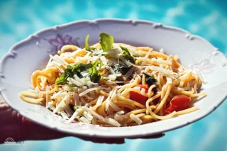 Sommer Spaghetti, wenn die Hitze dich in die Knie zwingt! 

Es gibt Zeiten, da ist die Hitze unerträglich, der Sommer ist da! Ja, jedes Jahr kommt die Frage, es ist so heiß, was soll ich essen, was soll ich kochen?

Sommer Spaghetti sind da ein idealer Tipp. Schnell und einfach zubereitet, erfrischend und wunderbar im Geschmack.

#aufunsereart #spaghetti #sommer #kochen #rezept #rezepte #pasta #gemüse #leichteküche