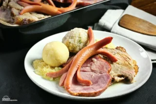 Wenn man nicht weiß, was man essen soll, dann ist ein Bauernschmaus immer eine gute Abwechslung. 

Unterschiedliche Fleischsorten, vitaminreiches Kraut, zarte Knödel und Würstchen vereint zu einem Gaumenschmaus.

#aufunsereart #rezept #kochen #genuss #bauernschmaus #rezepte #rezeptideen #hausmannskost